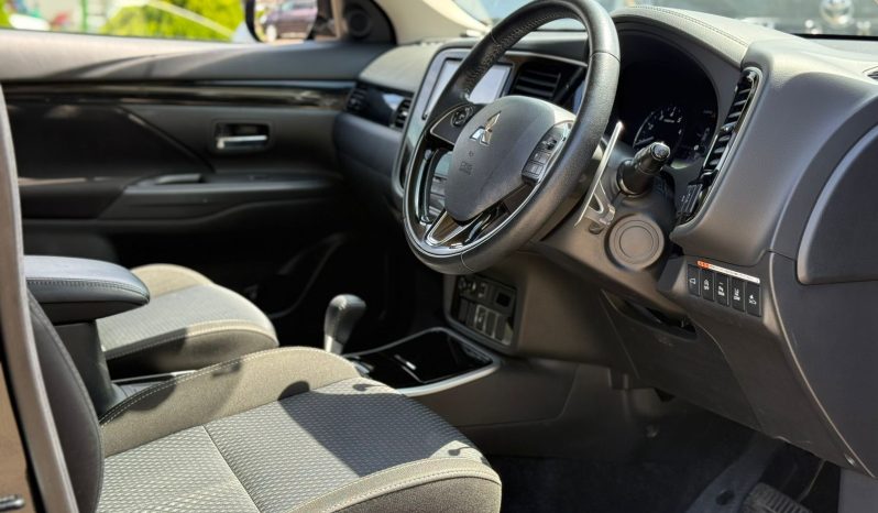 
								Mitsubishi Outlander full									