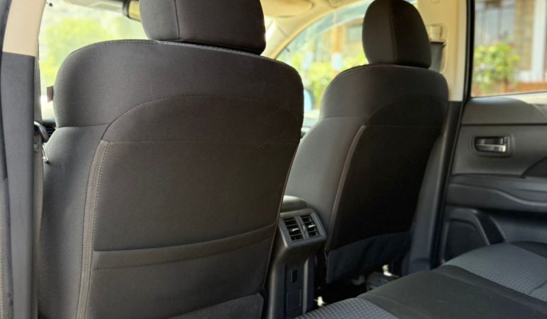 
								Mitsubishi Outlander full									