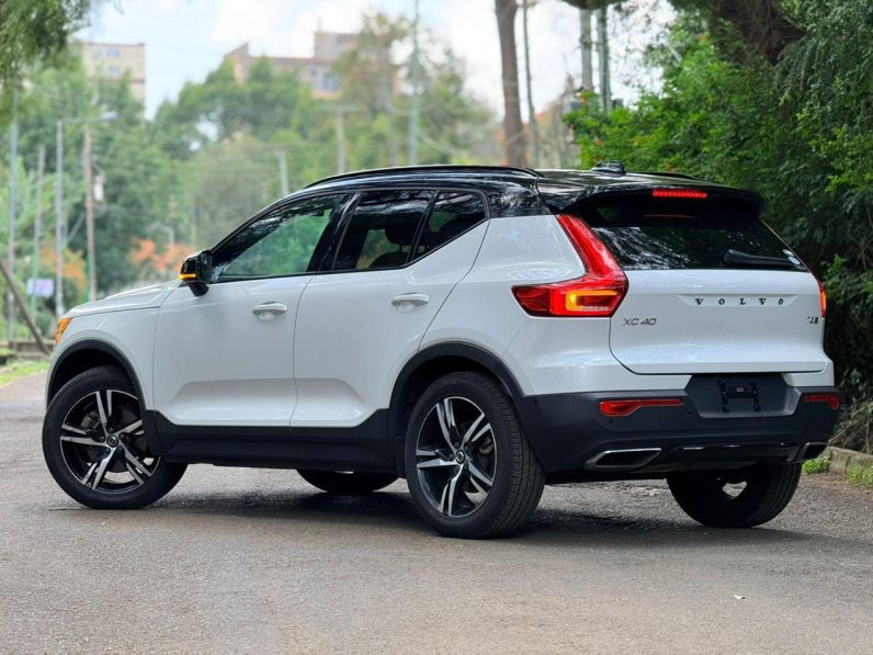 
								Volvo XC40 T5 full									