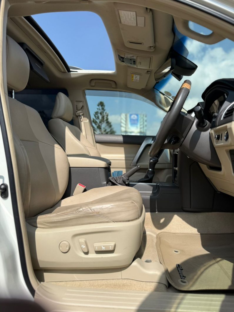 
								Toyota Land Cruiser Prado full									