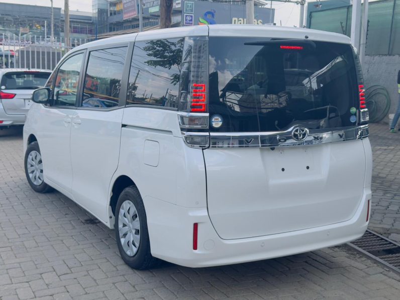 
								Toyota Voxy full									