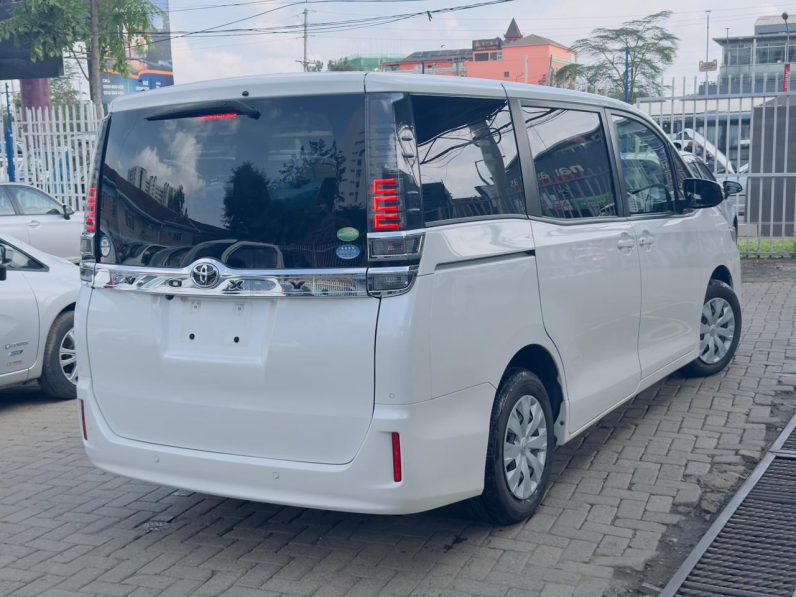 
								Toyota Voxy full									