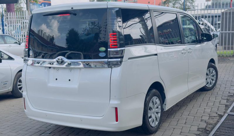 
								Toyota Voxy full									