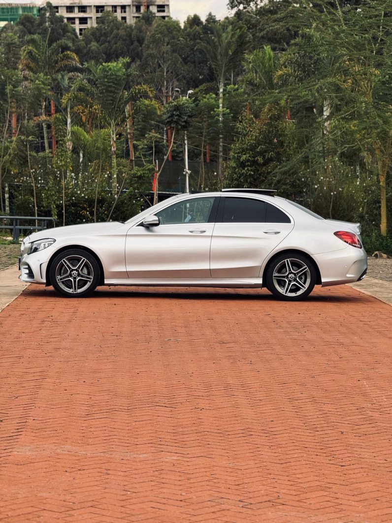 
								Mercedes Benz C200 full									