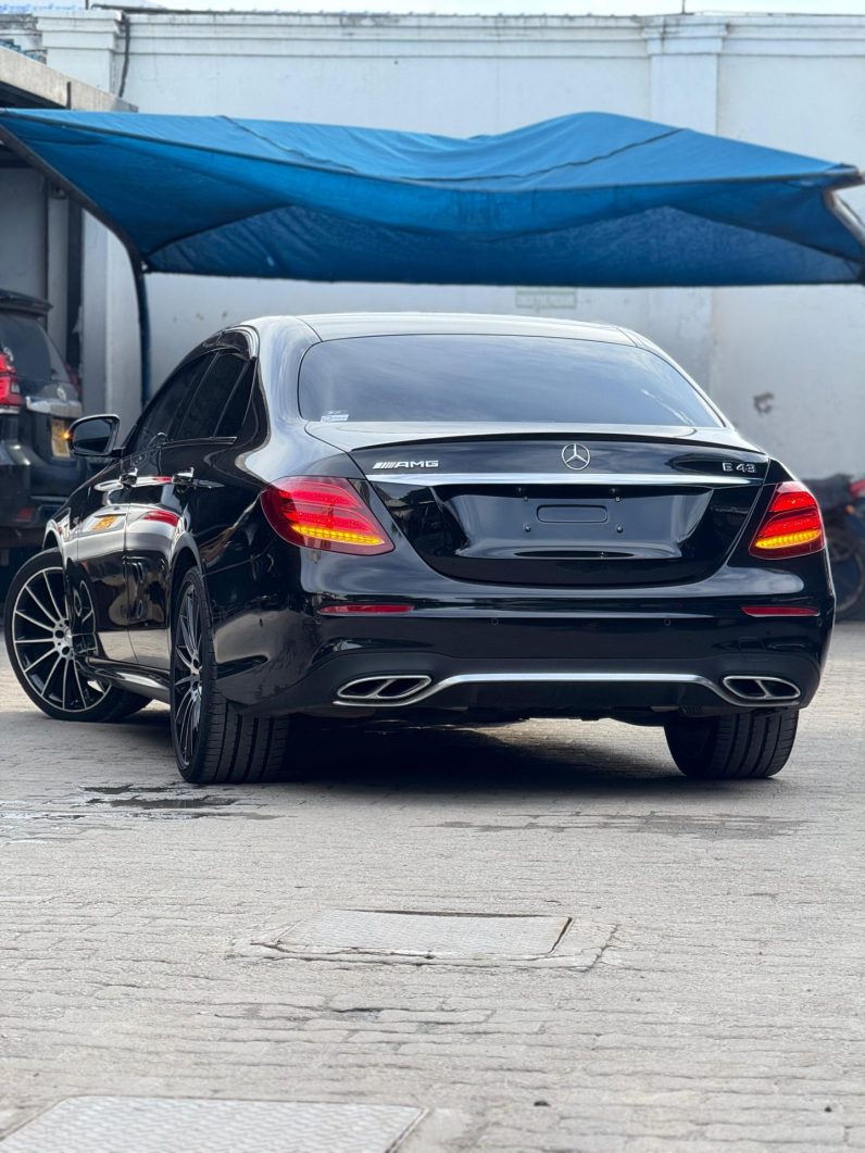 
								Mercedes-Benz E43 full									