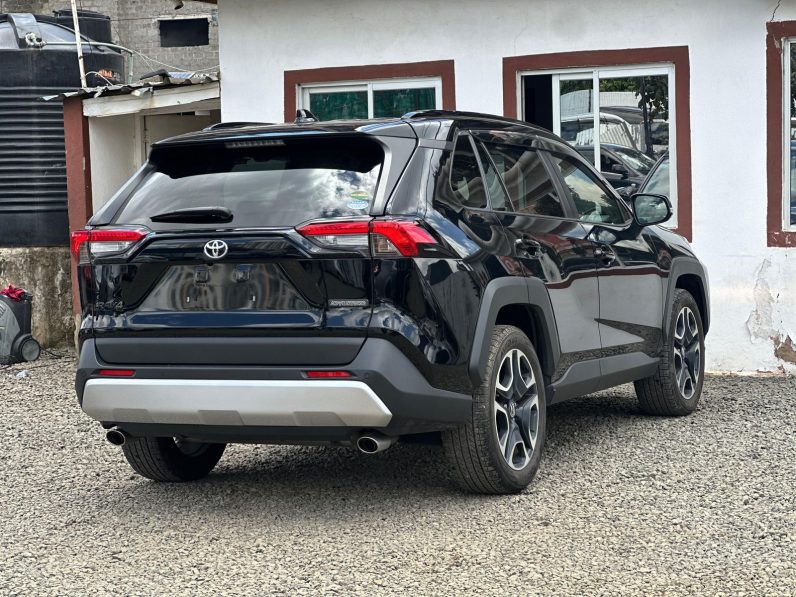 
								Toyota Rav4 adventure full									
