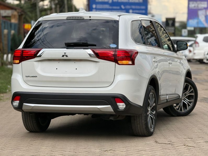 
								Mitsubishi Outlander full									