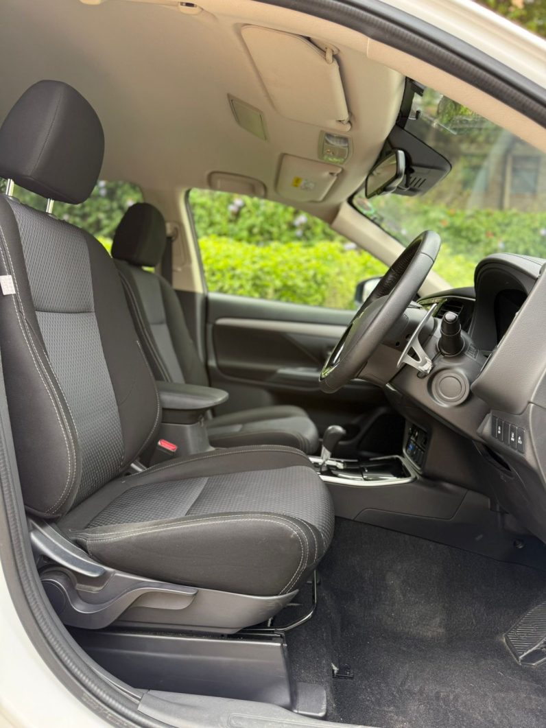 
								Mitsubishi Outlander full									