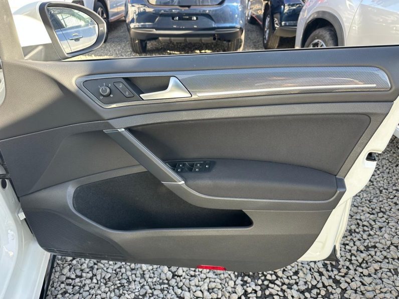 
								Volkswagen Golf variant R line full									