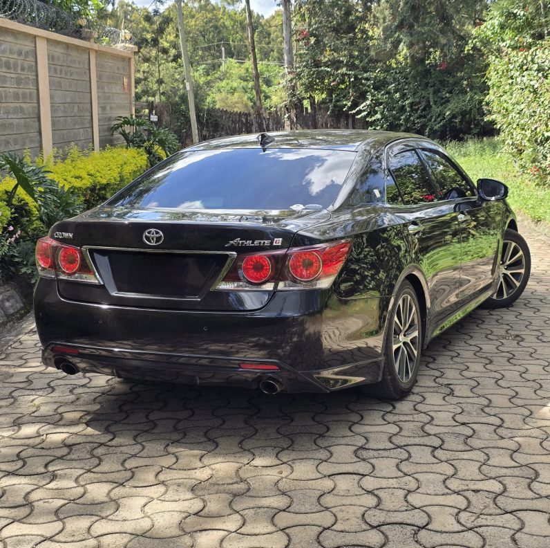 
								Toyota Crown Athelete full									