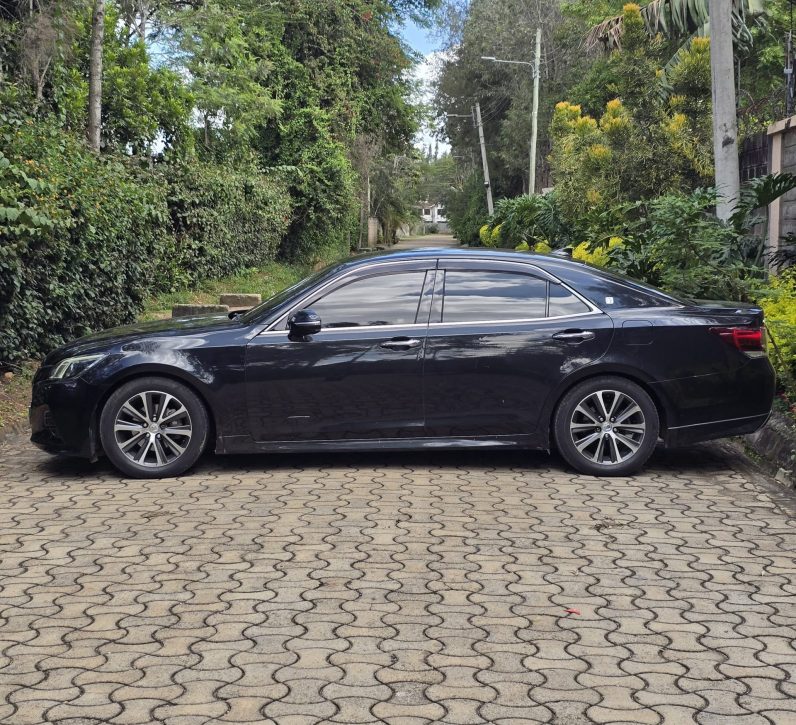 
								Toyota Crown Athelete full									