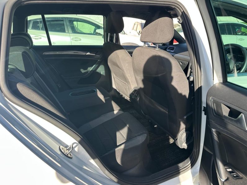 
								Volkswagen Golf variant R line full									