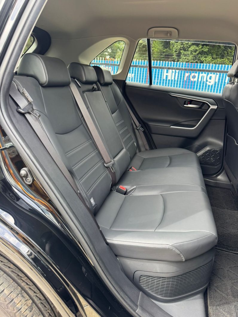 
								Toyota RAV4 full									