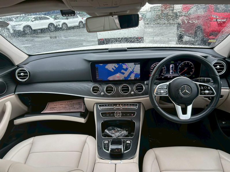 
								Mercedes Benz E200 full									