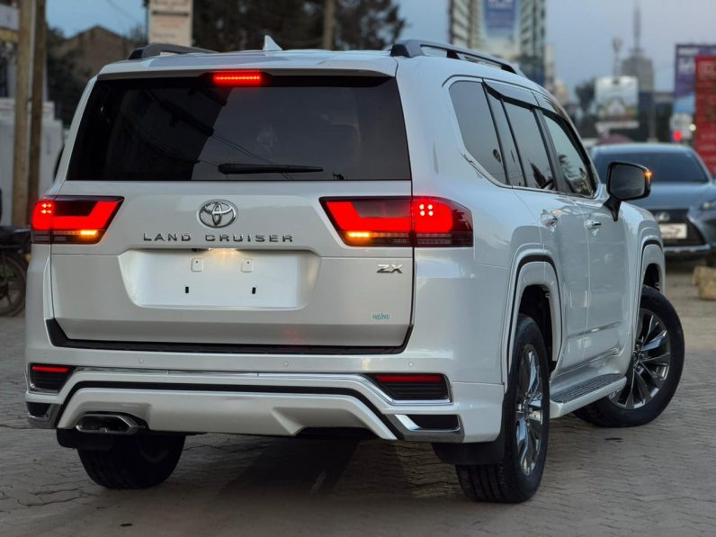 
								Toyota Land Cruiser LC300 ZX full									