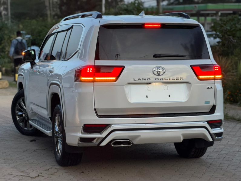 
								Toyota Land Cruiser LC300 ZX full									