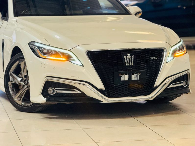 
								Toyota Crown Rs full									