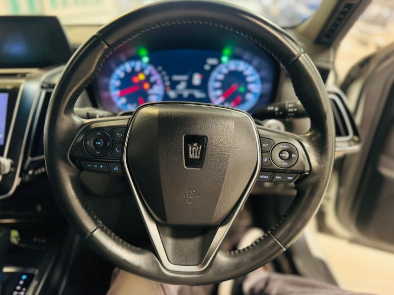 
								Toyota Crown Rs full									