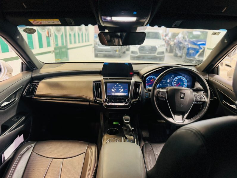 
								Toyota Crown Rs full									