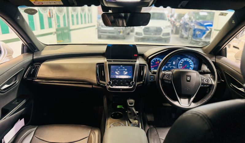 
								Toyota Crown Rs full									