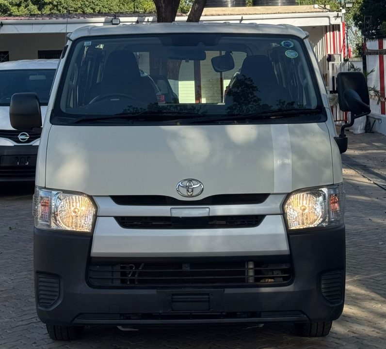 
								Toyota Hiace 7L full									