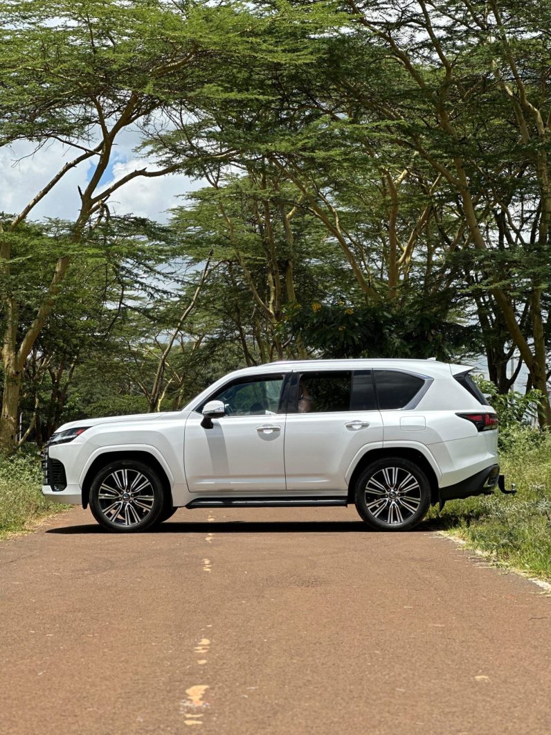 
								Lexus LX500d full									