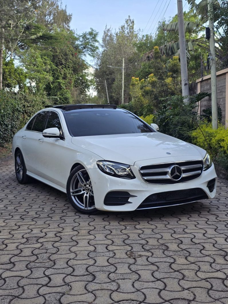 
								Mercedes-Benz E200 full									