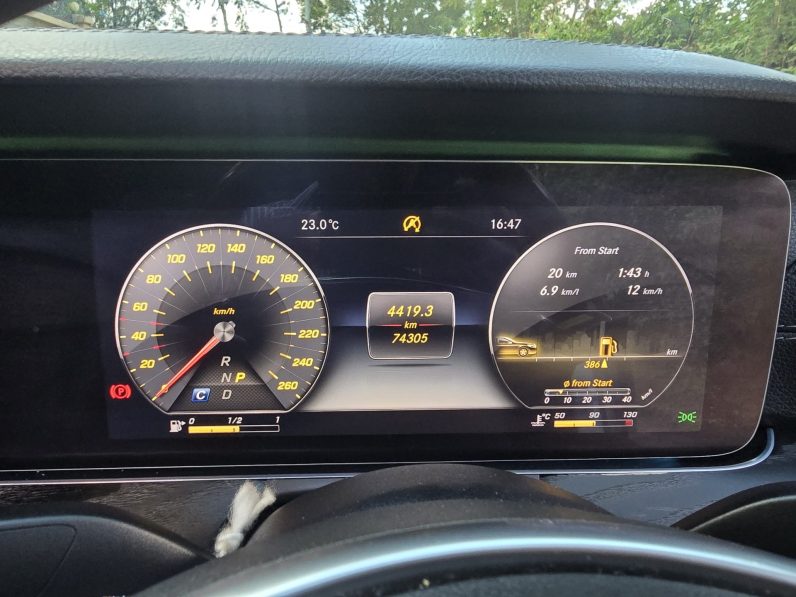 
								Mercedes-Benz E200 full									