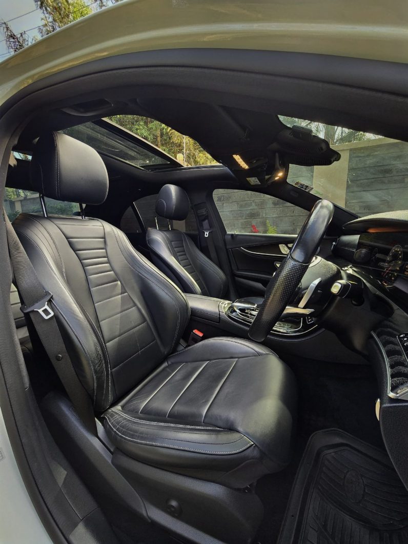 
								Mercedes-Benz E200 full									