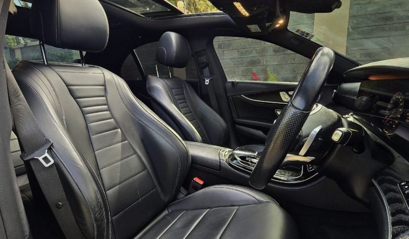 
								Mercedes-Benz E200 full									