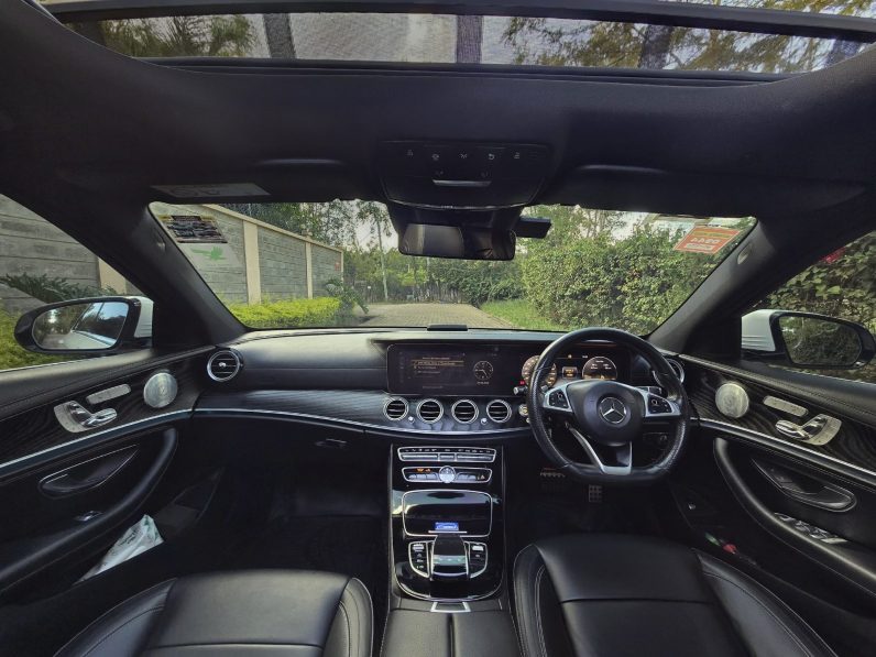 
								Mercedes-Benz E200 full									