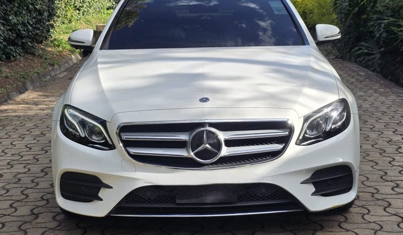 
								Mercedes-Benz E200 full									