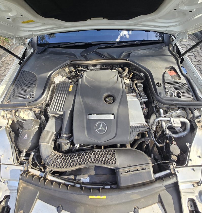 
								Mercedes-Benz E200 full									