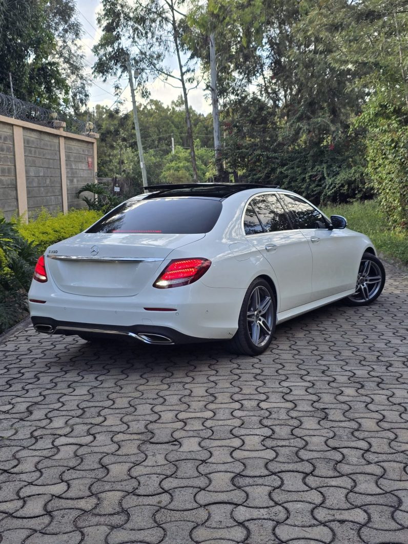 
								Mercedes-Benz E200 full									