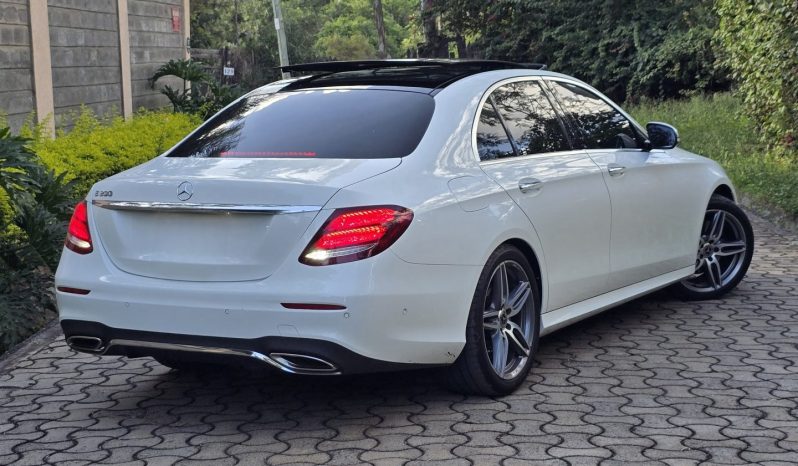 
								Mercedes-Benz E200 full									
