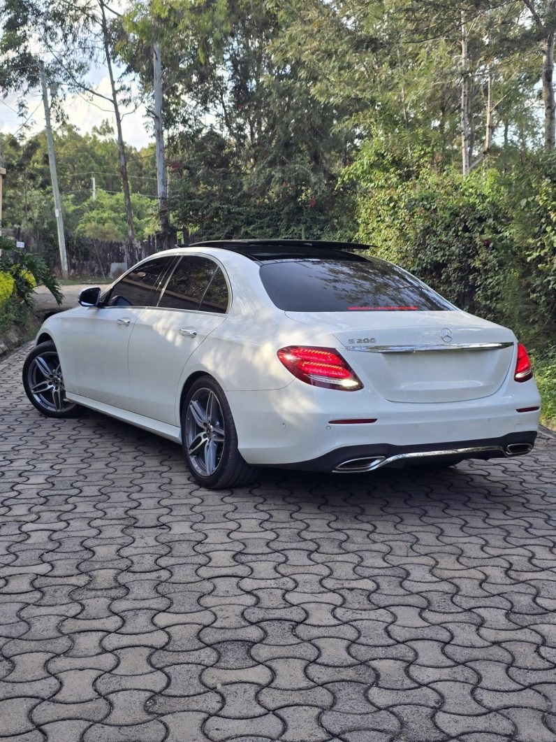 
								Mercedes-Benz E200 full									