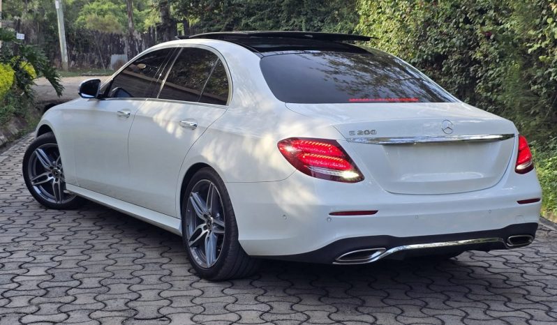 
								Mercedes-Benz E200 full									