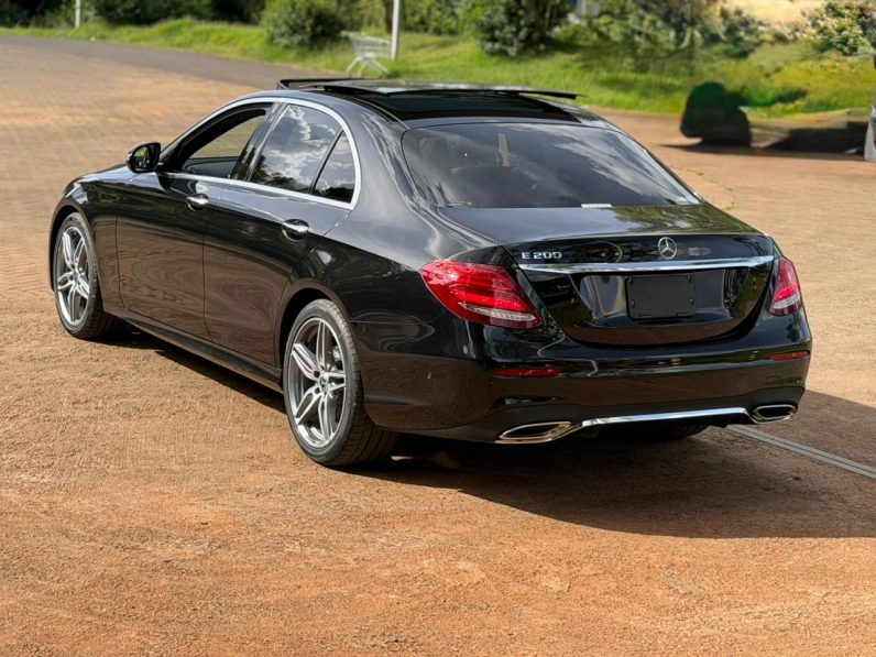 
								Mercedes-Benz E200 full									