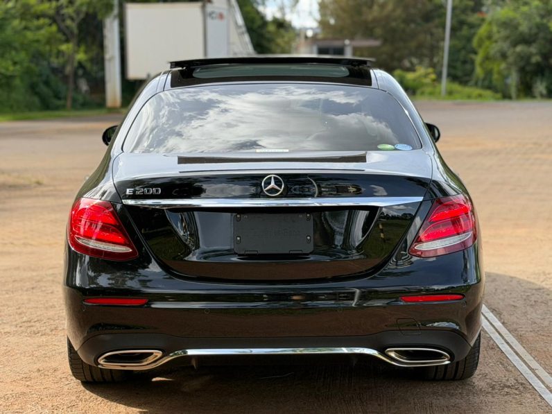 
								Mercedes-Benz E200 full									