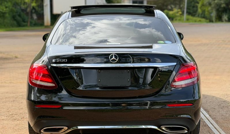 
								Mercedes-Benz E200 full									