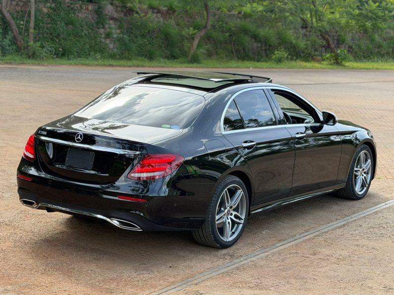 
								Mercedes-Benz E200 full									