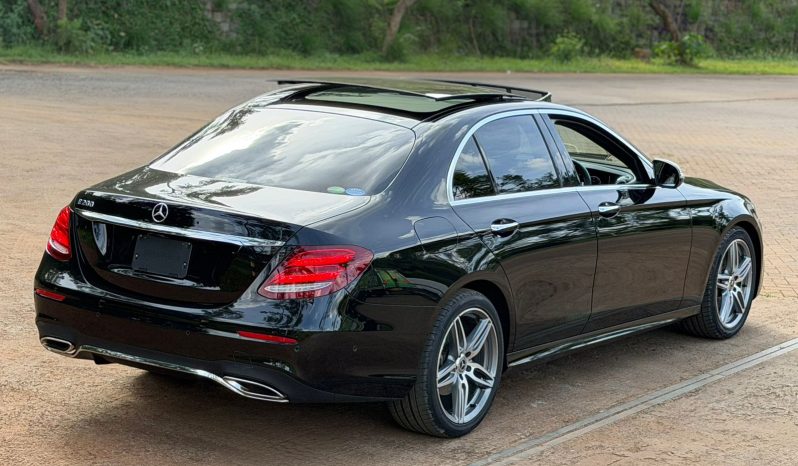 
								Mercedes-Benz E200 full									