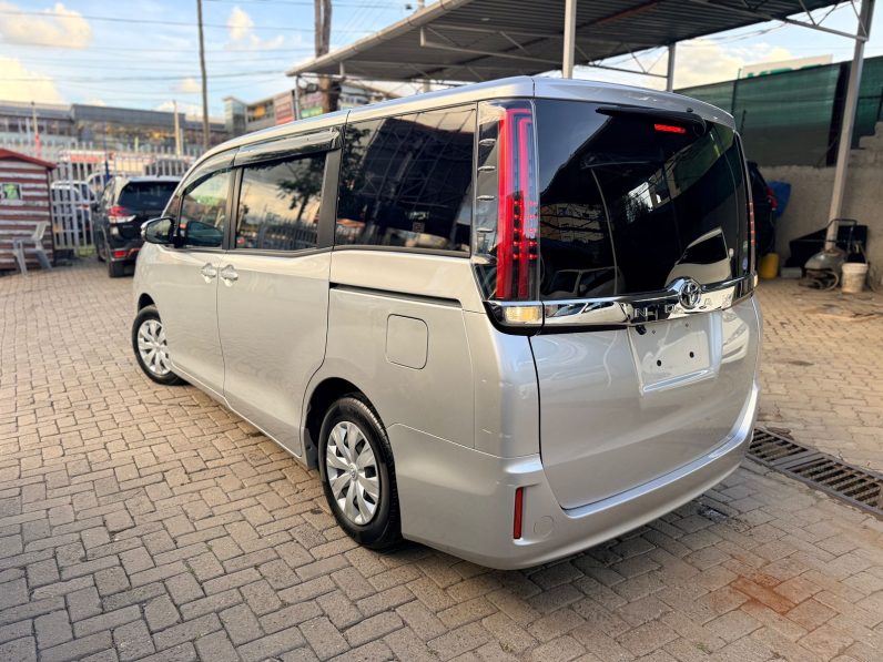
								Toyota Noah full									