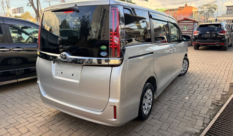 
								Toyota Noah full									