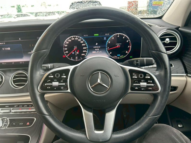 
								Mercedes Benz E200 full									