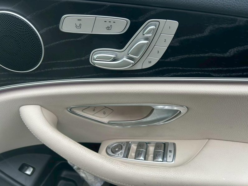 
								Mercedes Benz E200 full									