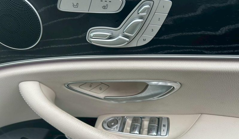 
								Mercedes Benz E200 full									