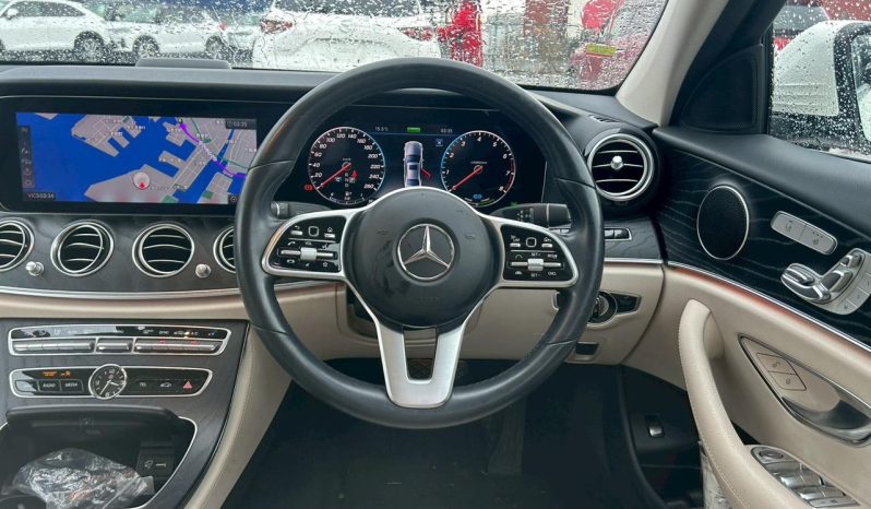 
								Mercedes Benz E200 full									