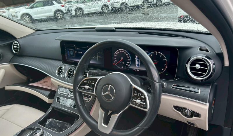 
								Mercedes Benz E200 full									