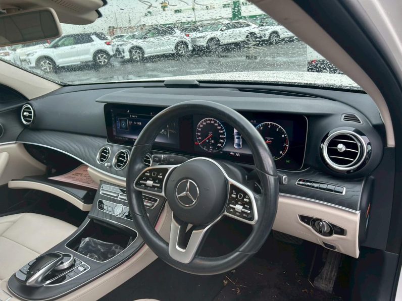 
								Mercedes Benz E200 full									